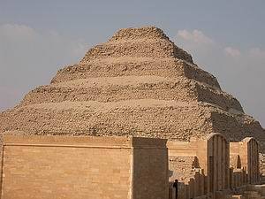Complejo funerario de Dyeser (Zoser) en Saqqara, con su Pirmide Escalonada. III Dinasta.
