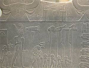 Detalle de la Paleta ceremonial de Narmer en la que se ve en el centro de la parte superior su nombre inscrito en un serej y al propio Narmer con la corona roja y su nombre escrito frente a l. Museo Egipcio de El Cairo. JE 32169 – CG 14716.
