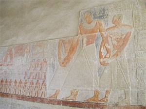 Mastaba de Mereruka (sala de pilares), cementerio de Teti, Saqqara. Mereruka con dos hijos. El mayor, Pepianj, tiene su nombre inscrito que todava puede leerse, mientras que su figura ha sido borrada.