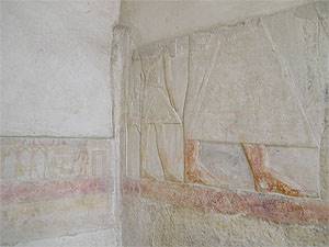 Mastaba de Mereruka (sala de pilares), cementerio de Teti, Saqqara. A la izquierda, un hijo de Mereruka, en el centro Mereruka y, en la esquina derecha en donde puede verse parte de lo que podra ser una figura, estaba esculpido el hijo mayor, cuya figura ha sido totalmente borrada.