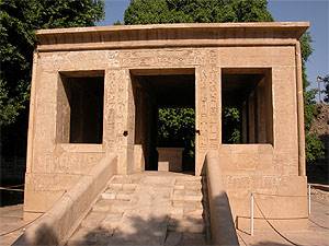 Capilla Blanca de Sesotris I en Karnak. Imperio Medio. Museo al aire libre de Karnak. En ella se encuentra la lista de nomos ms completa.
