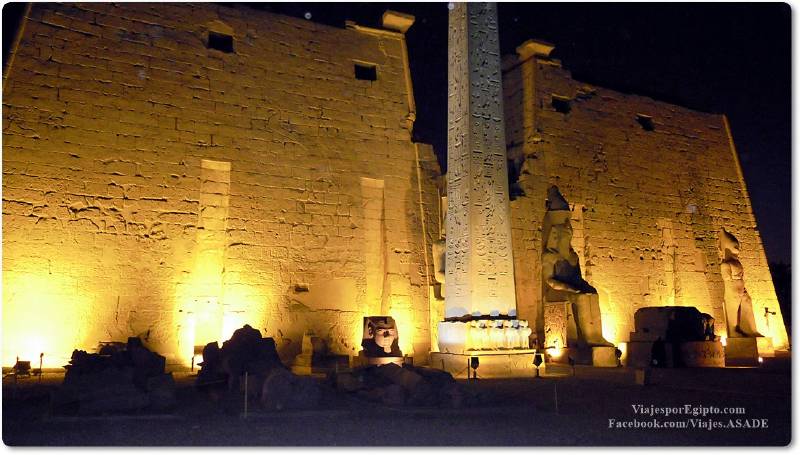 📷 Templo de Lúxor por la noche 📷 Templo de Lúxor por la noche