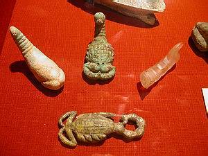 Modelos de Escorpiones hechos de fayenza, malaquita, y una cola de escorpión de cristal de roca. E.196, E.194, E.204, E.205. Ashmolean Museum, Oxford.
