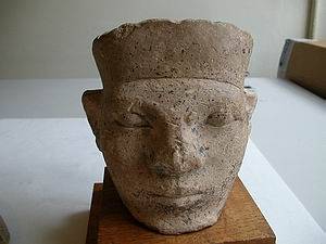 Cabeza de caliza de un rey (según Petrie, Narmer). Comprada en El Cairo. Petrie Museum of Egyptian Archaeology. U.C. 15989.