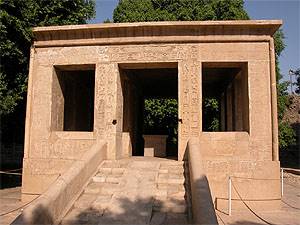 Capilla Blanca de Sesotris I en Karnak. Imperio Medio. Museo al aire libre de Karnak. En ella se encuentra la lista de nomos ms completa.